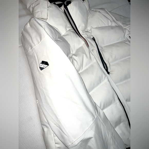 White padded superdry coat. Worn once basically brand new - Picture 2 of 4